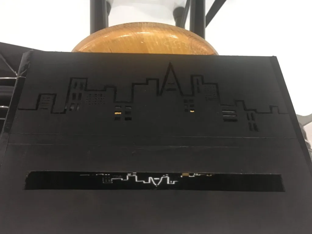 Photo of the inverted light effect inside the box